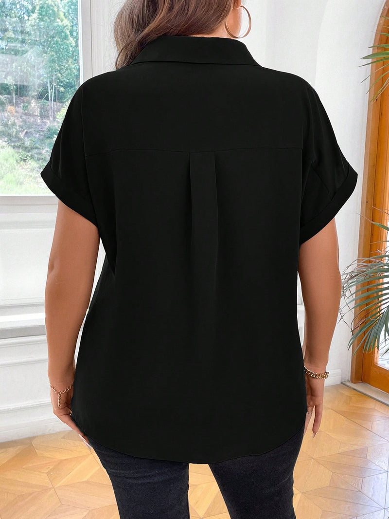 Blusa com botões frontais e decote em V. Plus size