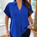 Blusa com botões frontais e decote em V. Plus size