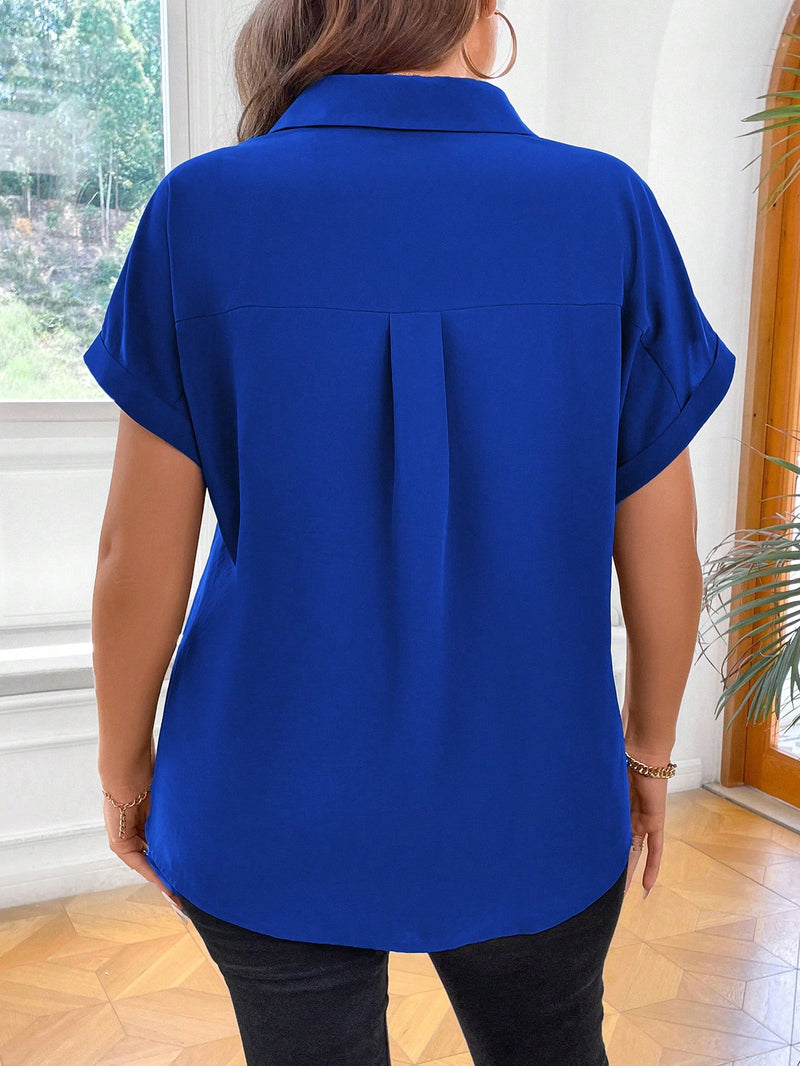 Blusa com botões frontais e decote em V. Plus size