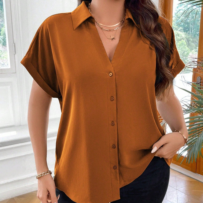 Blusa com botões frontais e decote em V. Plus size