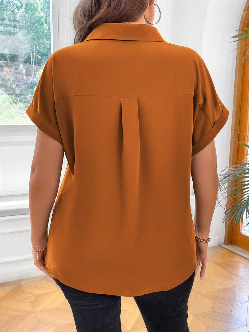 Blusa com botões frontais e decote em V. Plus size