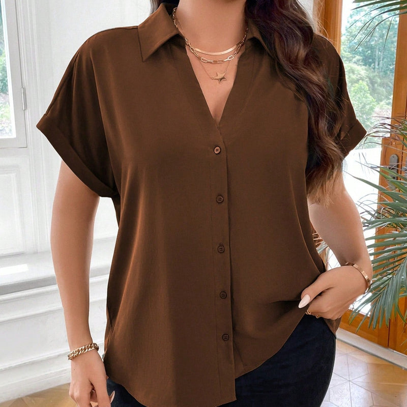 Blusa com botões frontais e decote em V. Plus size