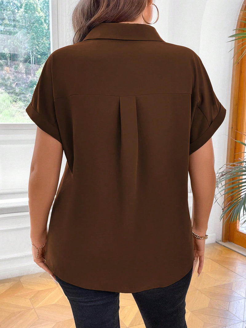 Blusa com botões frontais e decote em V. Plus size