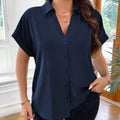 Blusa com botões frontais e decote em V. Plus size