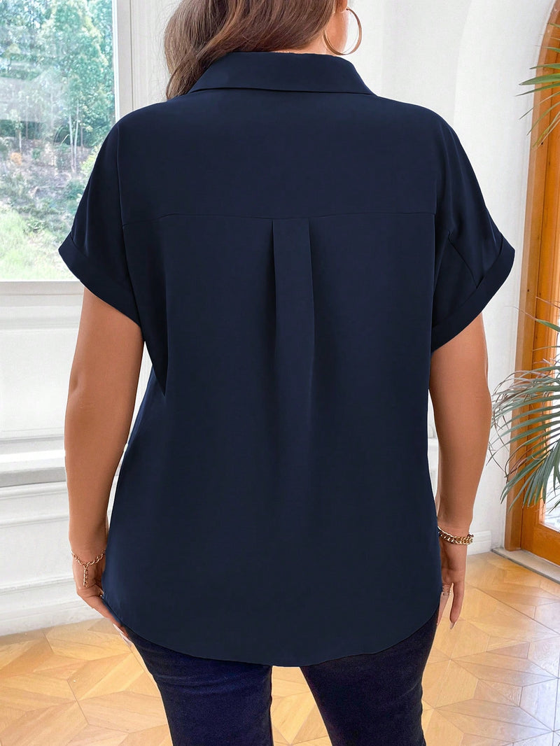 Blusa com botões frontais e decote em V. Plus size