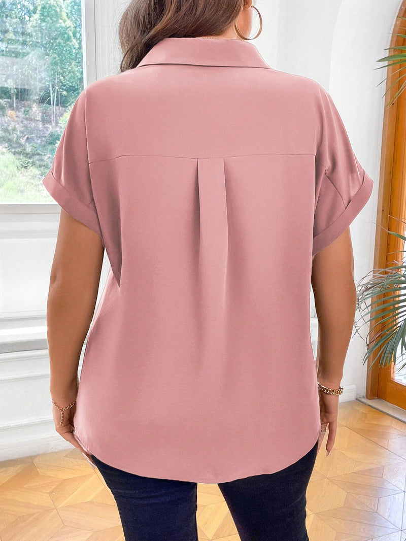 Blusa com botões frontais e decote em V. Plus size