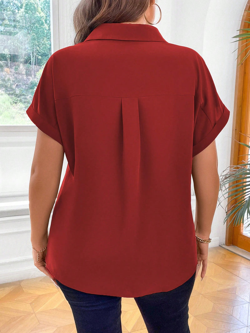 Blusa com botões frontais e decote em V. Plus size