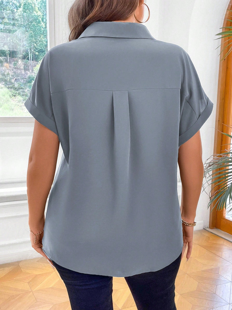 Blusa com botões frontais e decote em V. Plus size