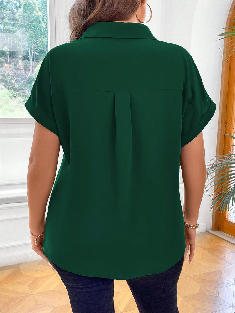 Blusa com botões frontais e decote em V. Plus size