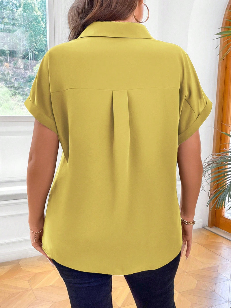 Blusa com botões frontais e decote em V. Plus size