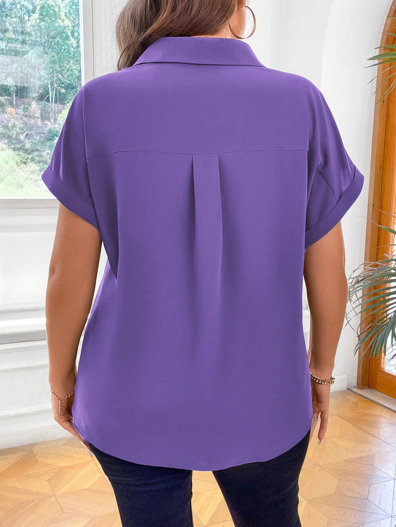 Blusa com botões frontais e decote em V. Plus size