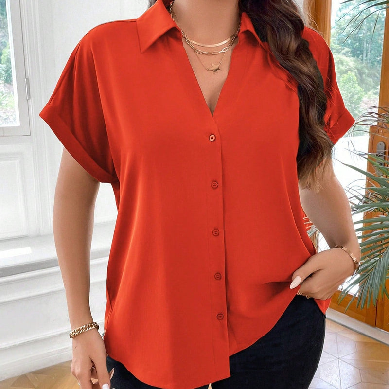 Blusa com botões frontais e decote em V. Plus size