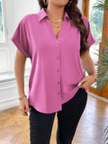 Blusa com botões frontais e decote em V. Plus size
