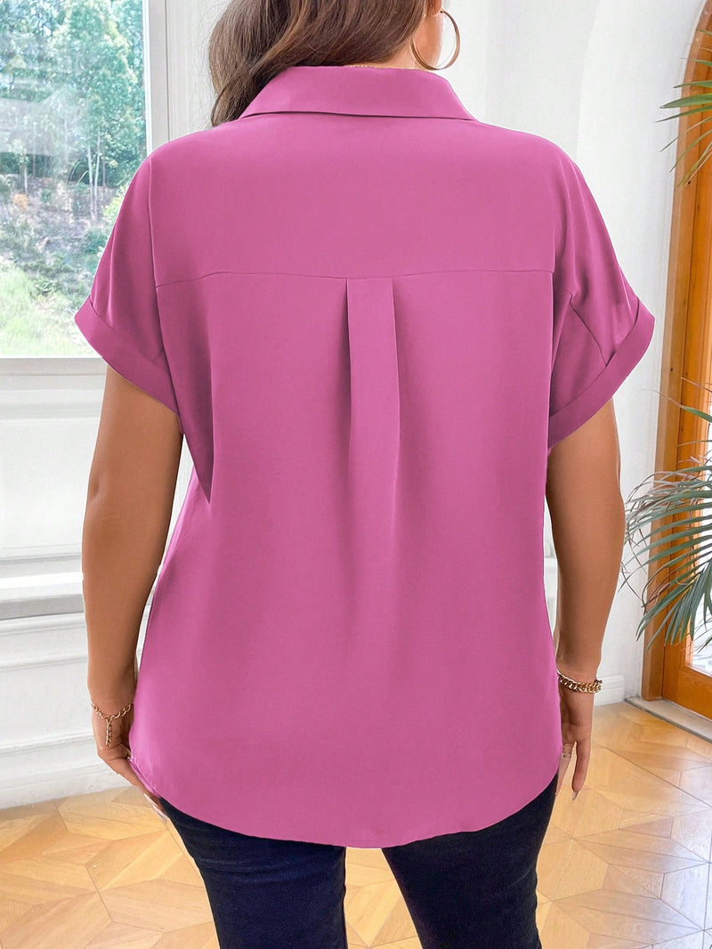 Blusa com botões frontais e decote em V. Plus size