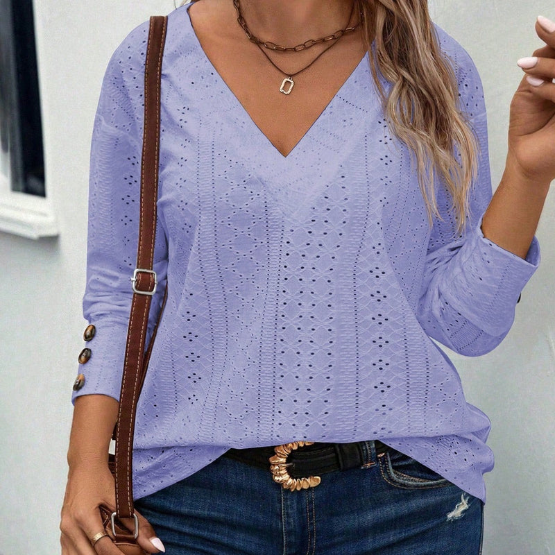 Blusa Feminina Bordado de ilhó Decote V Pequeno Veneza. Plus Size